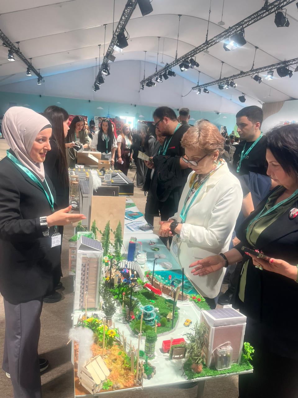 WUF13 çərçivəsində sərginin nümayişi davam edir